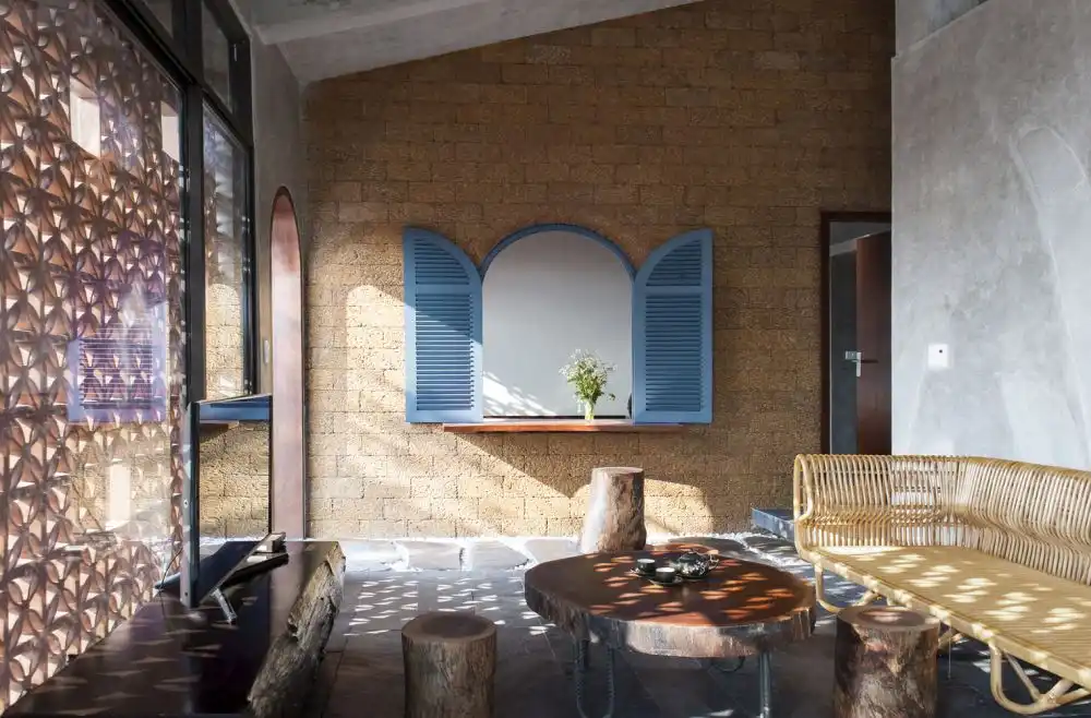 Exposed bricks to create a modern facade - Maison A - living area
