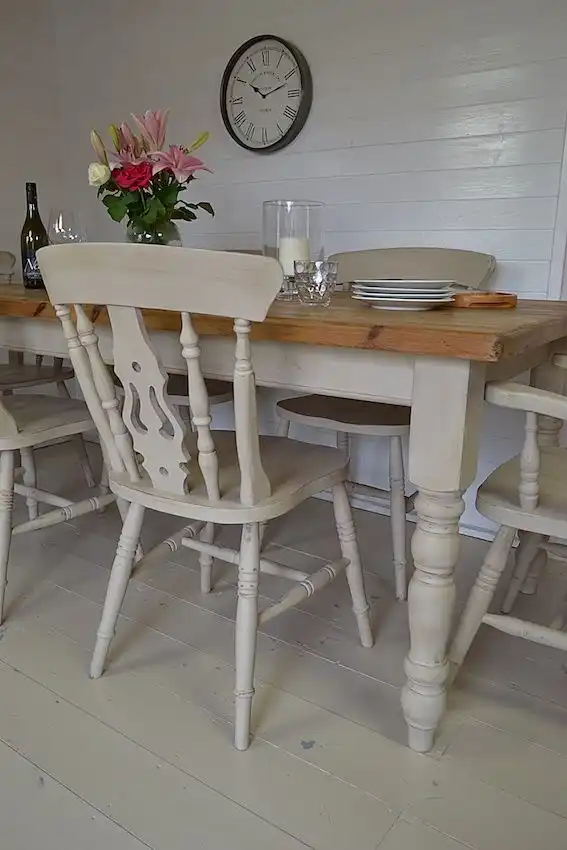 Casual and sturdy kitchen chairs can be of a fiddleback style.