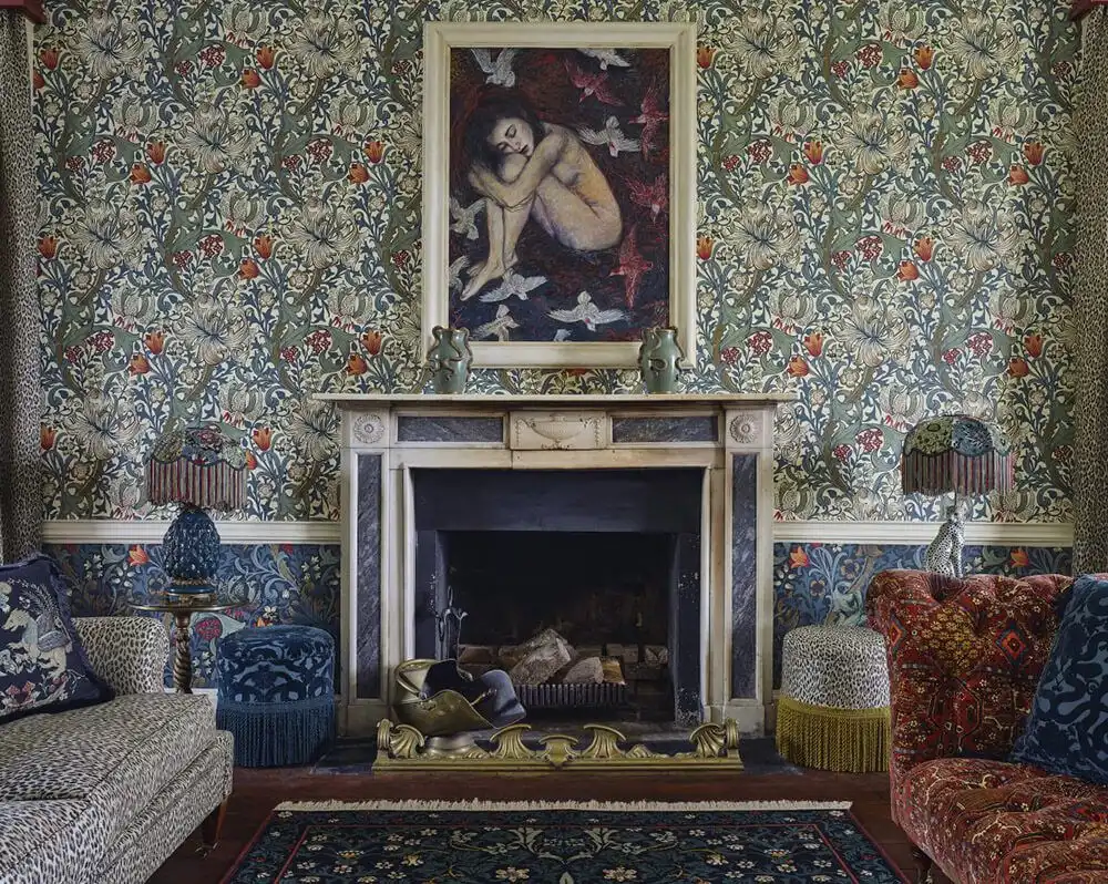 Flowered room with fireplace decorated in white and blue