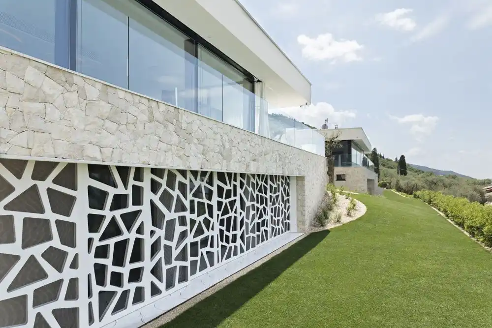 Garda Lake House exposed bricks and modern design