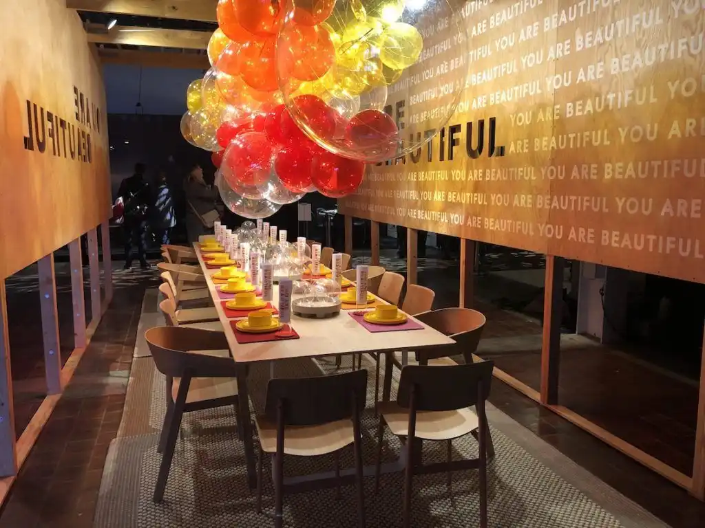 Balloons can be used for many types of dinner events.