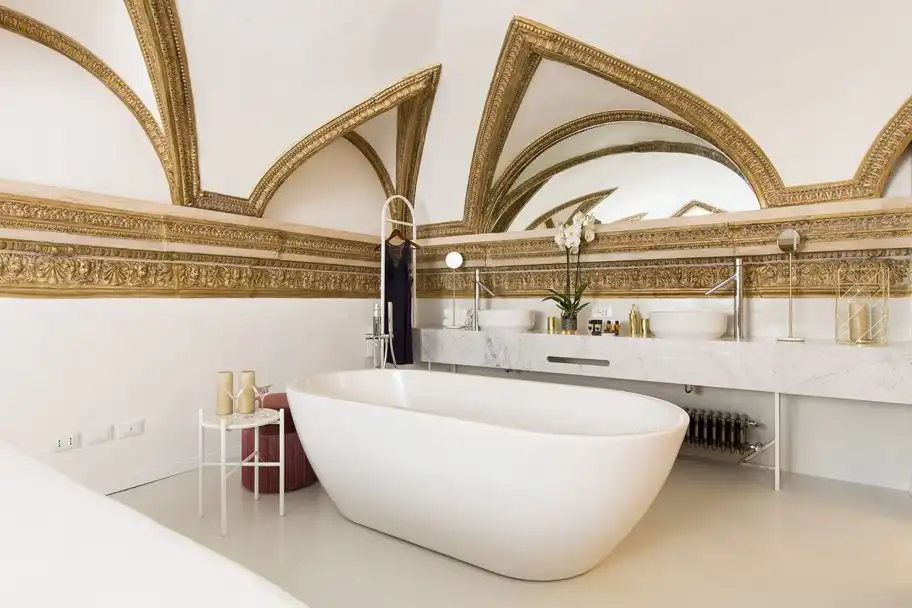 Gold ceiling details and freestanding bathtub Costaguti Experience