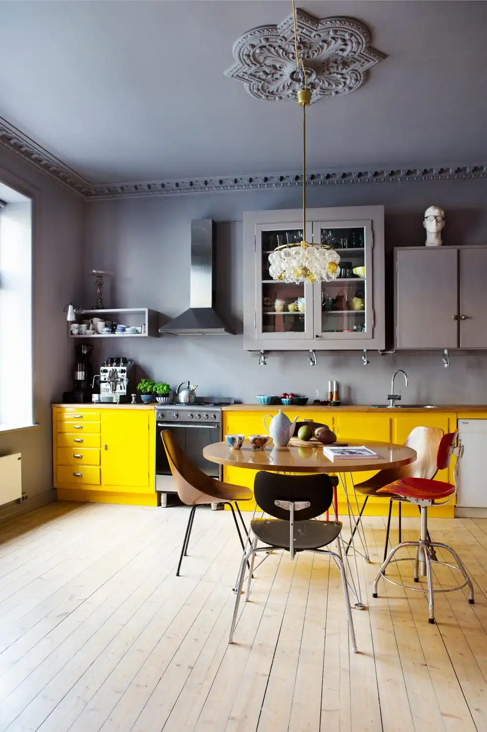 Gray and yellow a perfec blend for kitchen decor