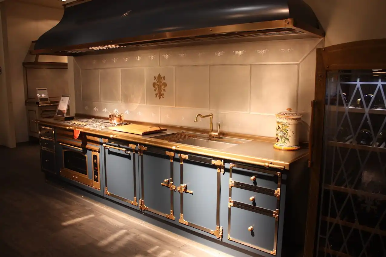 Gullo centerpiece backsplash