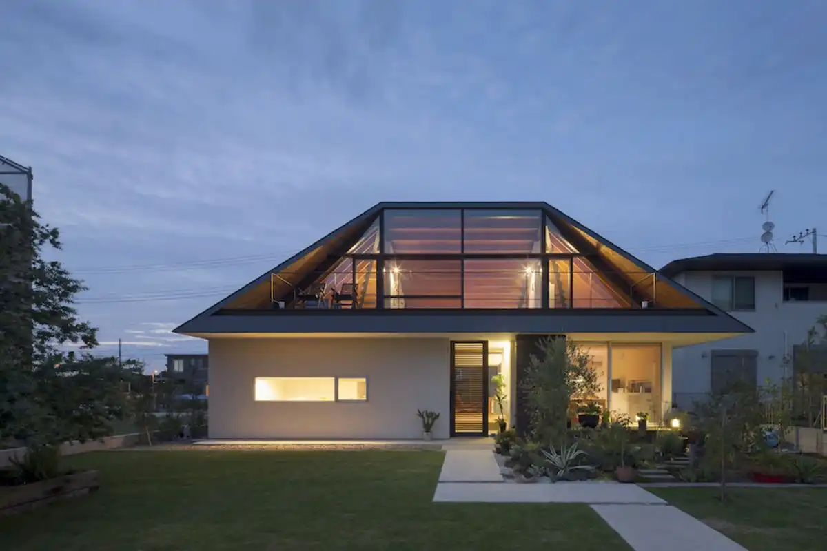 Hip Roof Guide: Common Types, Advantages, and Examples