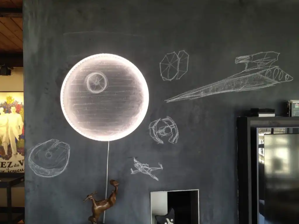 The Hoop Light is also an aluminum circle. When lit, it highlights irregularities on the surface of the wall.