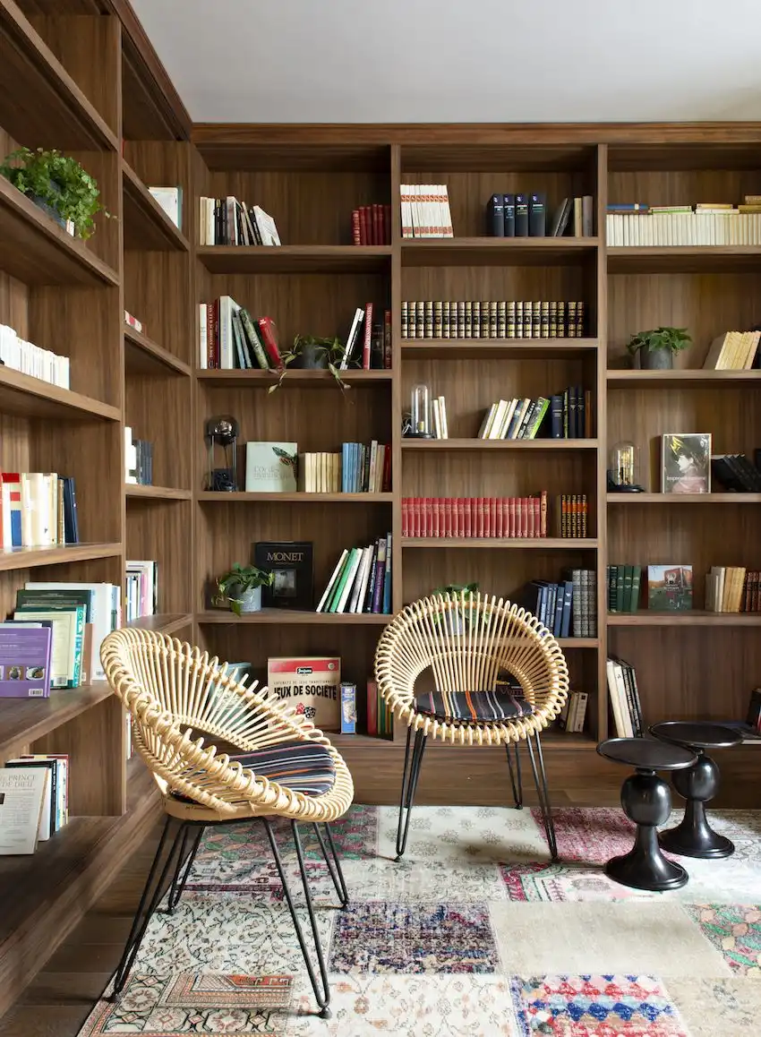 A library space has the perfect conversational corner.