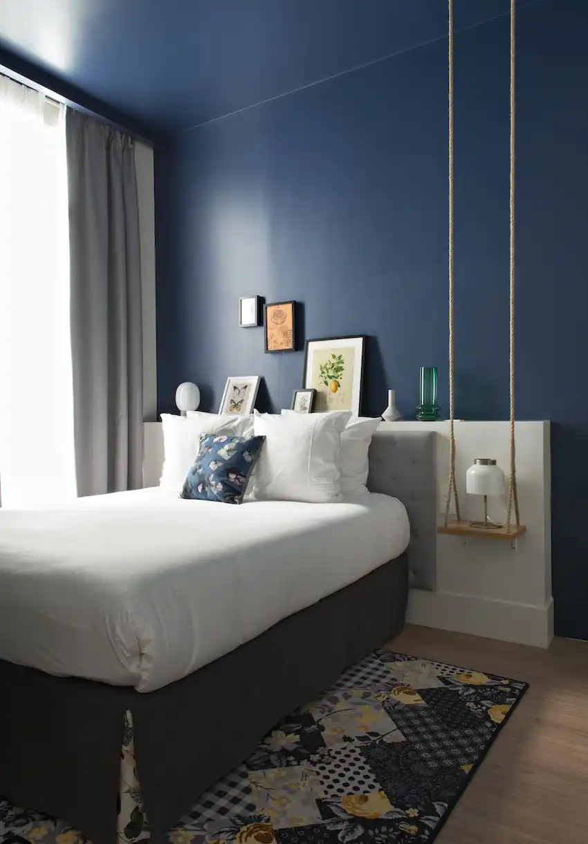 Single guest rooms have the same style of decor.