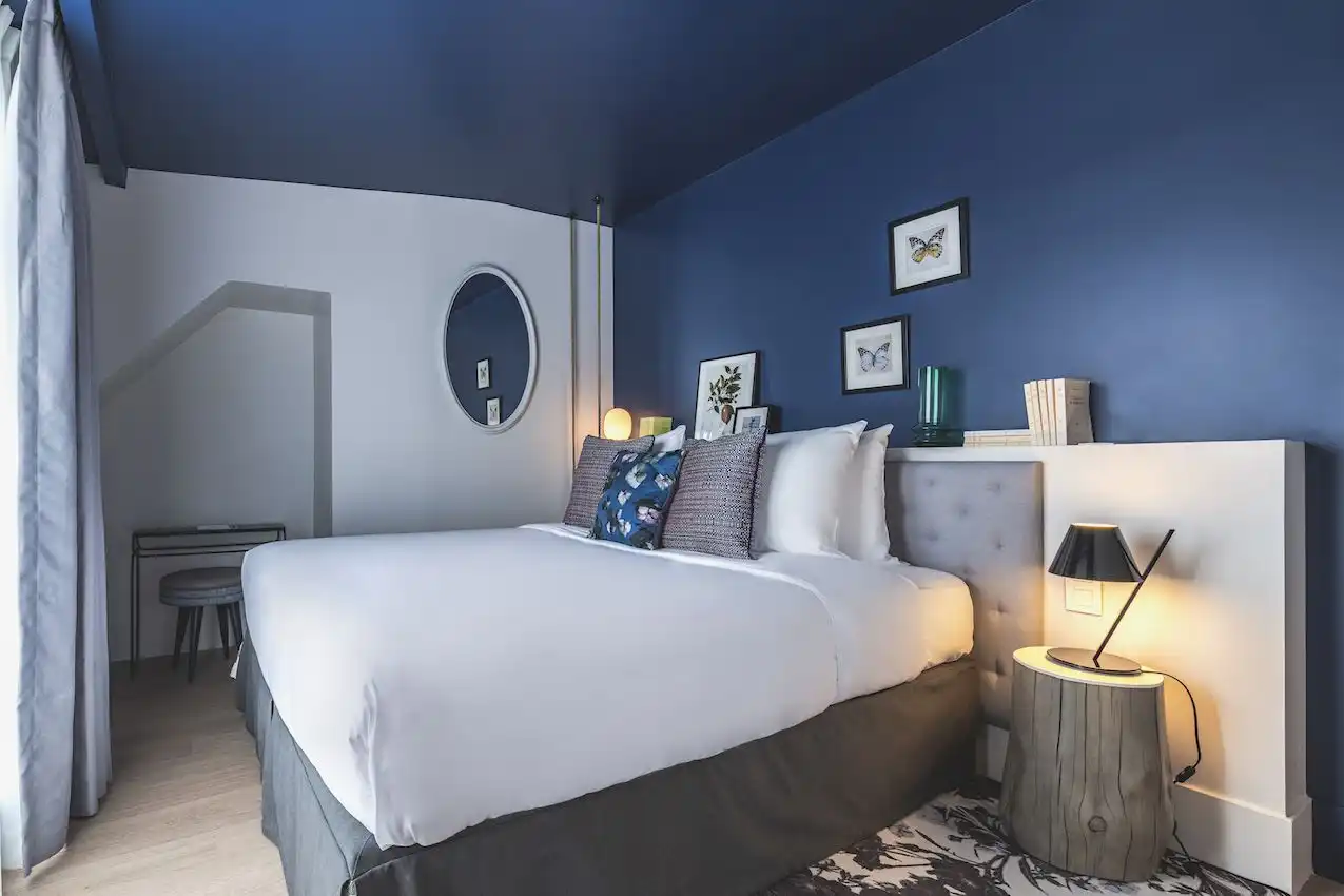 In a smaller guest room, a stump takes the place of a basic nightstand.