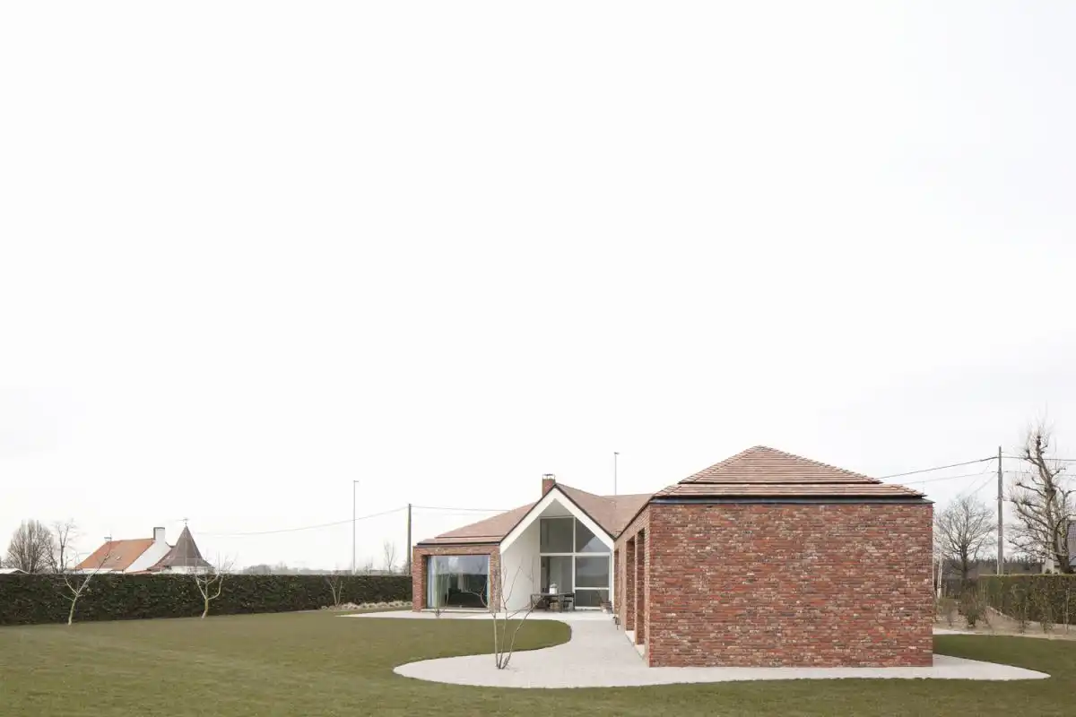 House TIL Belgium by WE-S architecten -clean lawn