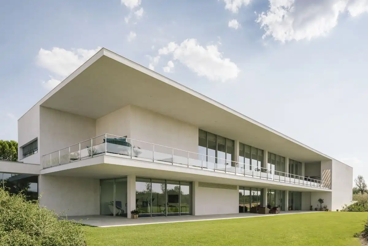 House in Pozuelo white Carlos de Riaño Lozano desing