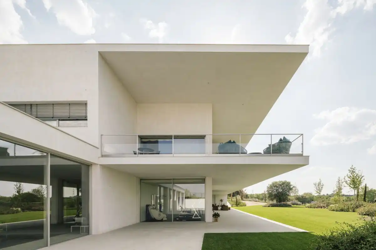 House in Pozuelo white Carlos de Riaño Lozano