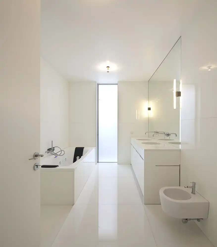 25 White Bathroom Design Ideas That Are Effortlessly Beautiful