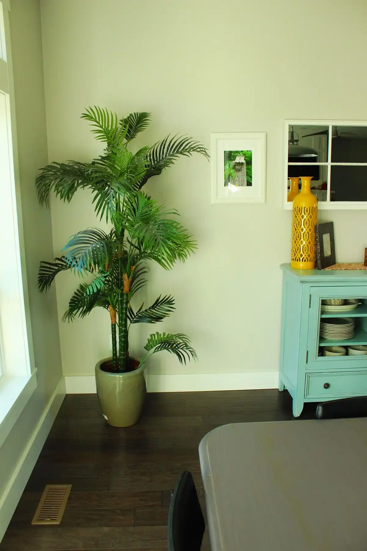 How to Decorate Dining Room - Corner Plants