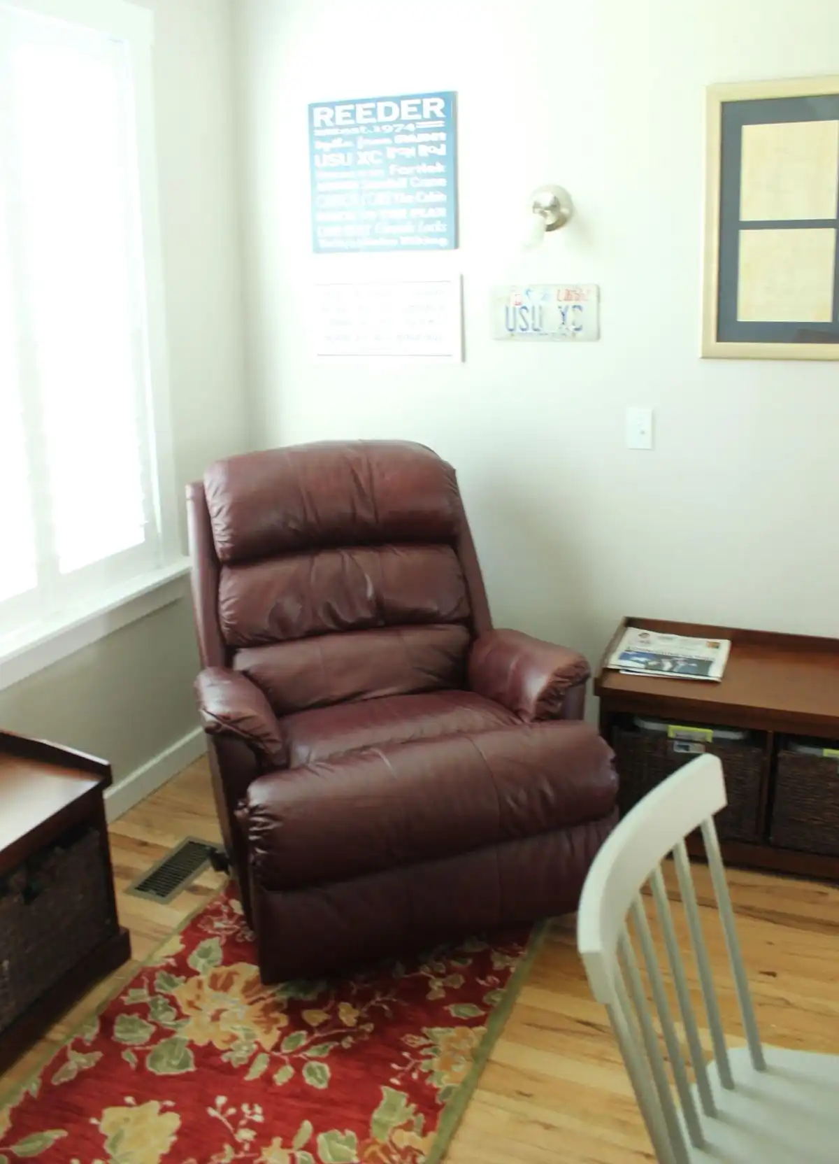 How to Decorate Dining Room - benches and armchairs