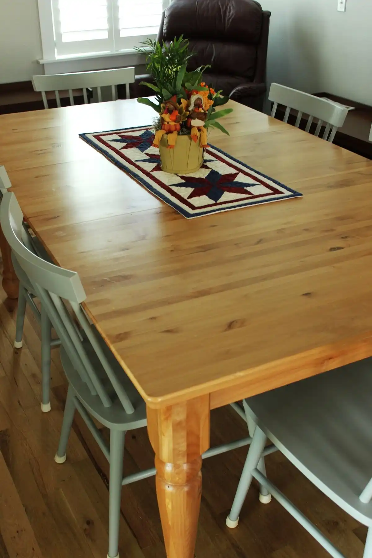 How to Decorate Dining Room - decorating the table
