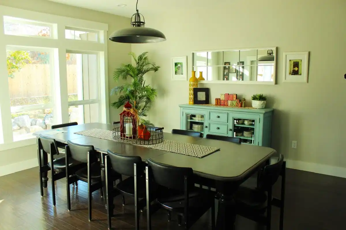 How to Decorate a Family Dining Room