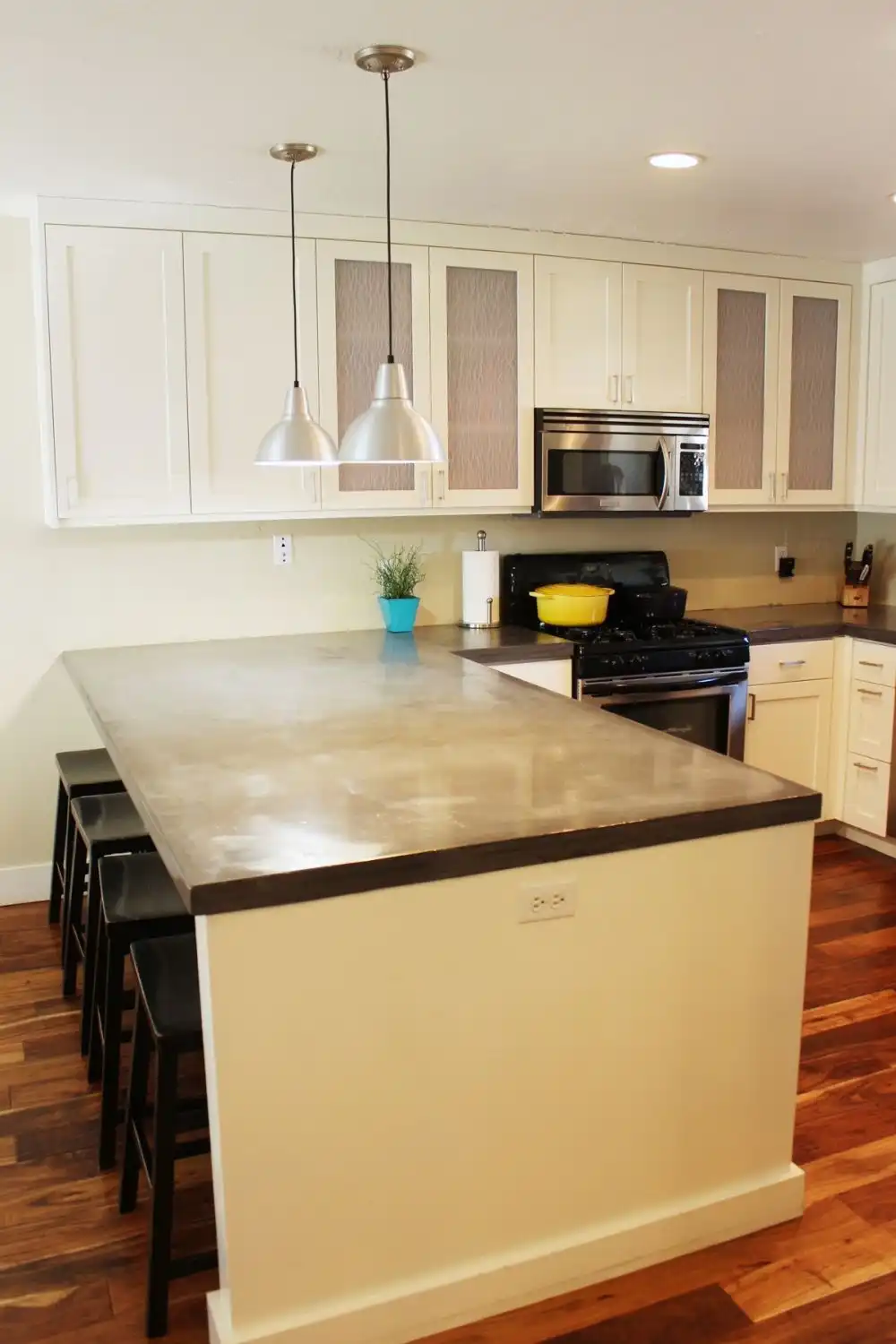 How to Decorate a Square Kitchen