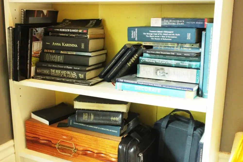 How to clean a bookshelf declutter