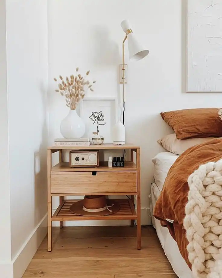 How to decorate a bedside table