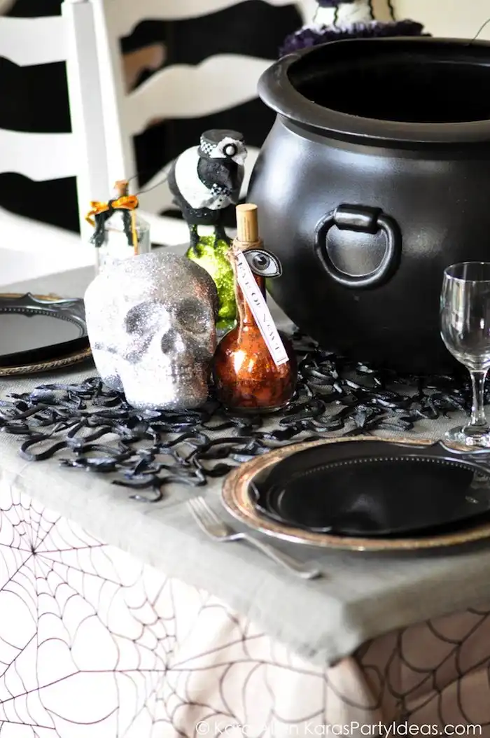 How to set a scarry halloween table decor