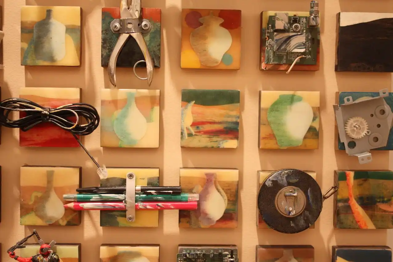 A close-up of Kang's piece and the elements included.