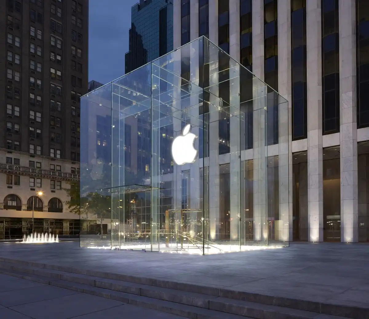 Iconic Apple Glass cube from 5th Avenue
