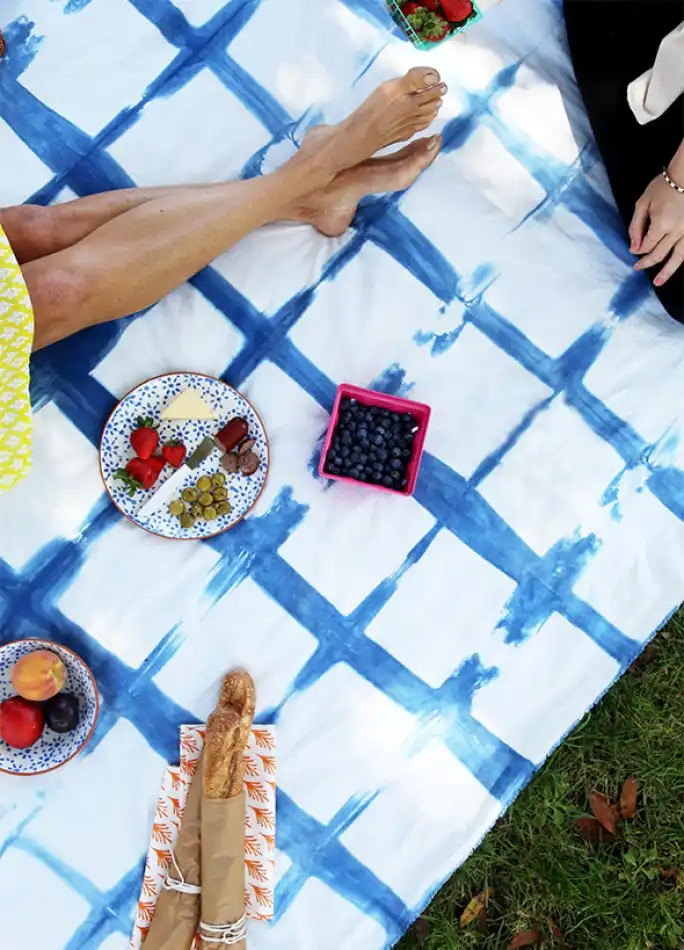 25 de bricolaj pentru a aduce indigo în casă 16 Indigo Picnic Blanket