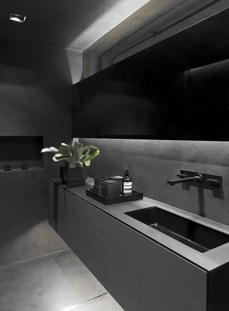 Industrial Sao Paulo loft dark bathroom decor
