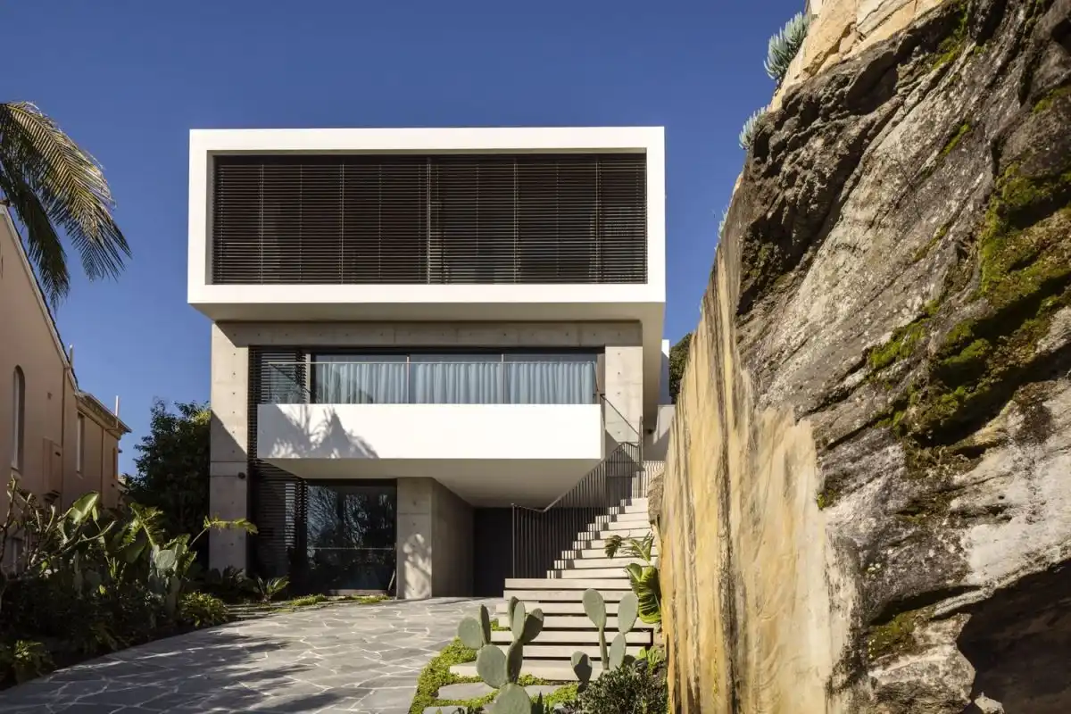 Modern Sydney Home Atop Steep Hill Offers Views, Comfort