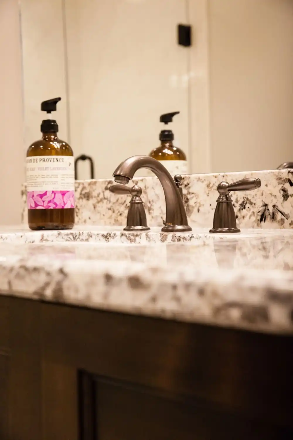 Keep the bathroom vnaity clear