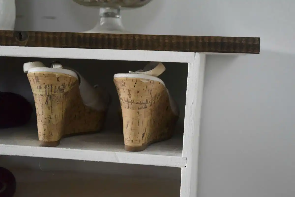 Keeping shoe rack lines