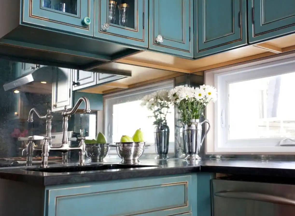 Kitchen with a modern mirror backsplash
