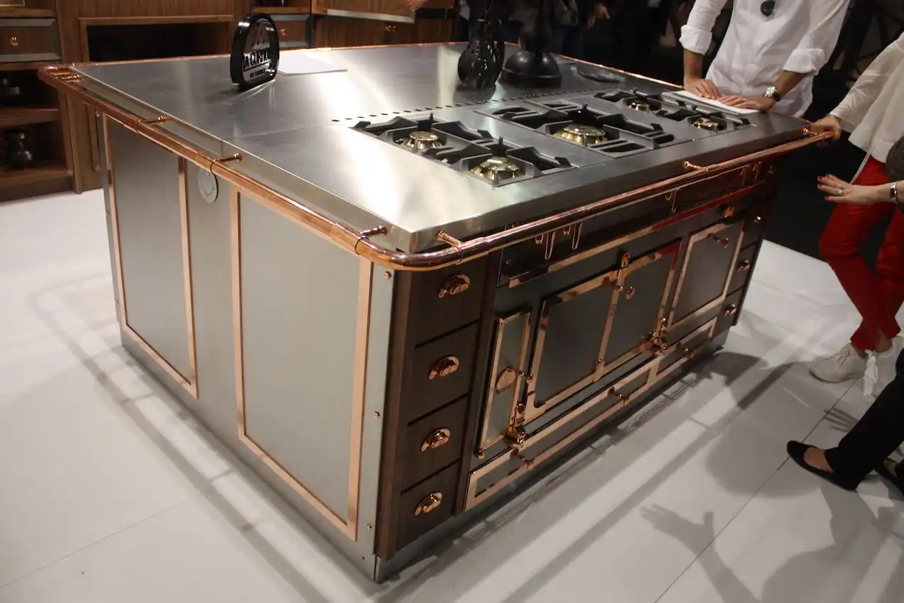 La cornue island with copper accents for stainless steel