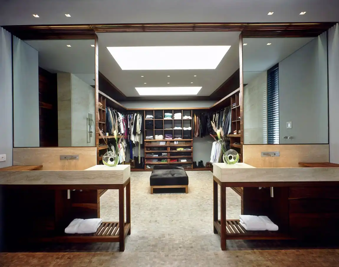 Large bathroom walk in closet from House La Punta by Central De Arquitectura