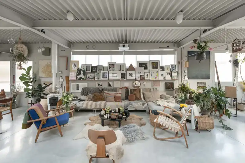Large number of accessories for living room