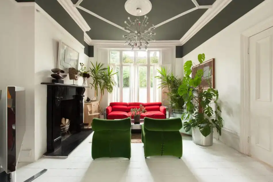 Letting the decor shine