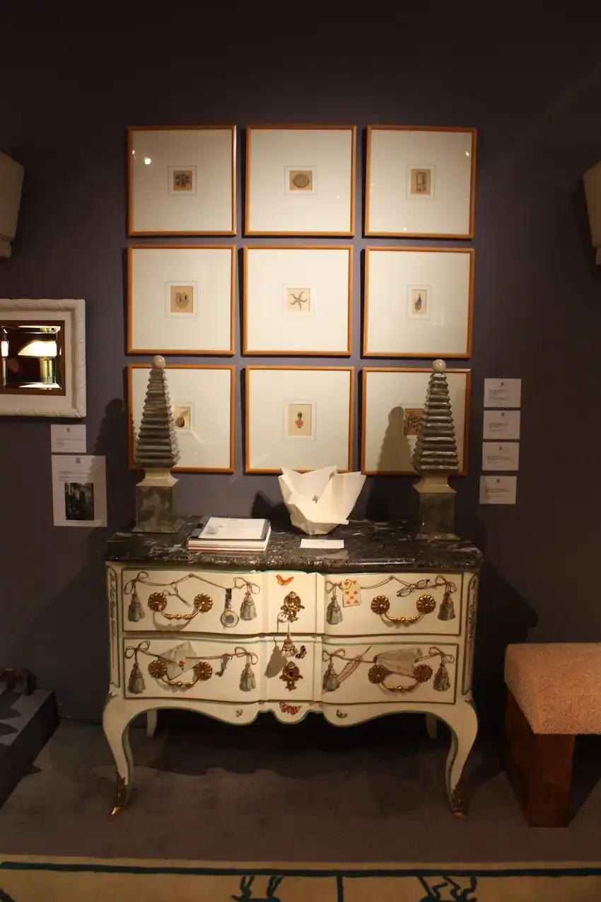 The rococo style legs give the chest extra character.