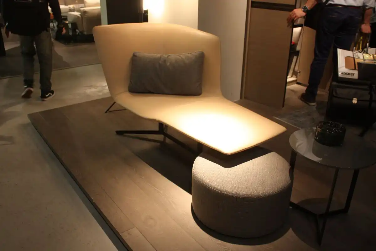 Lounge chair with back