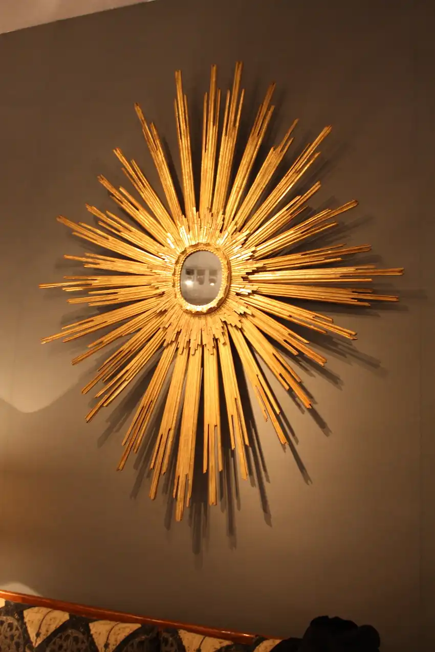 This frame is reminiscent of the Sun King's symbol.
