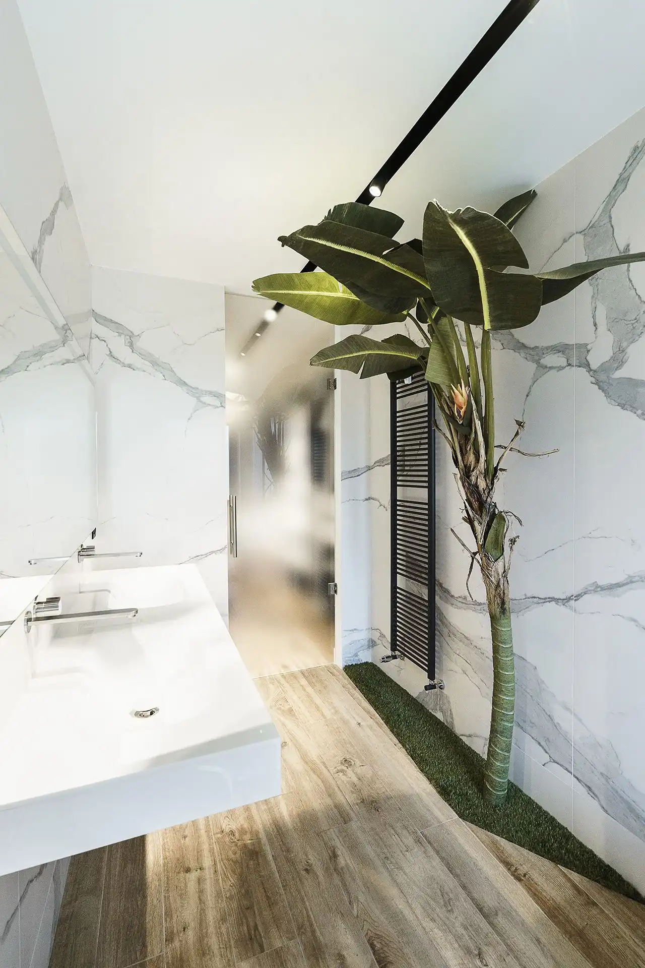 The banana tree is a whimsical addition to the bathroom.