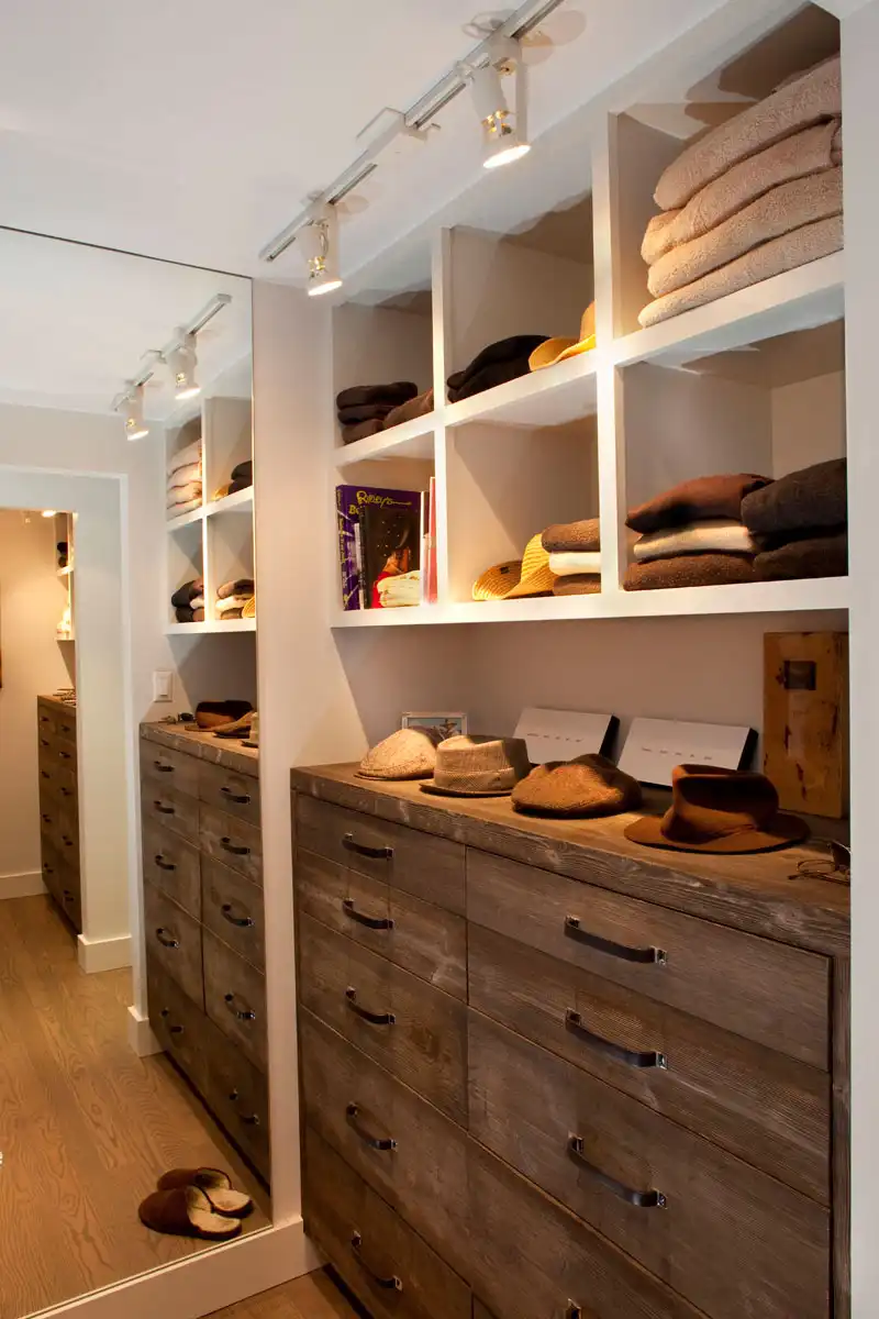 17 idei elegante pentru dressing 10 Masculine walk in closet storage
