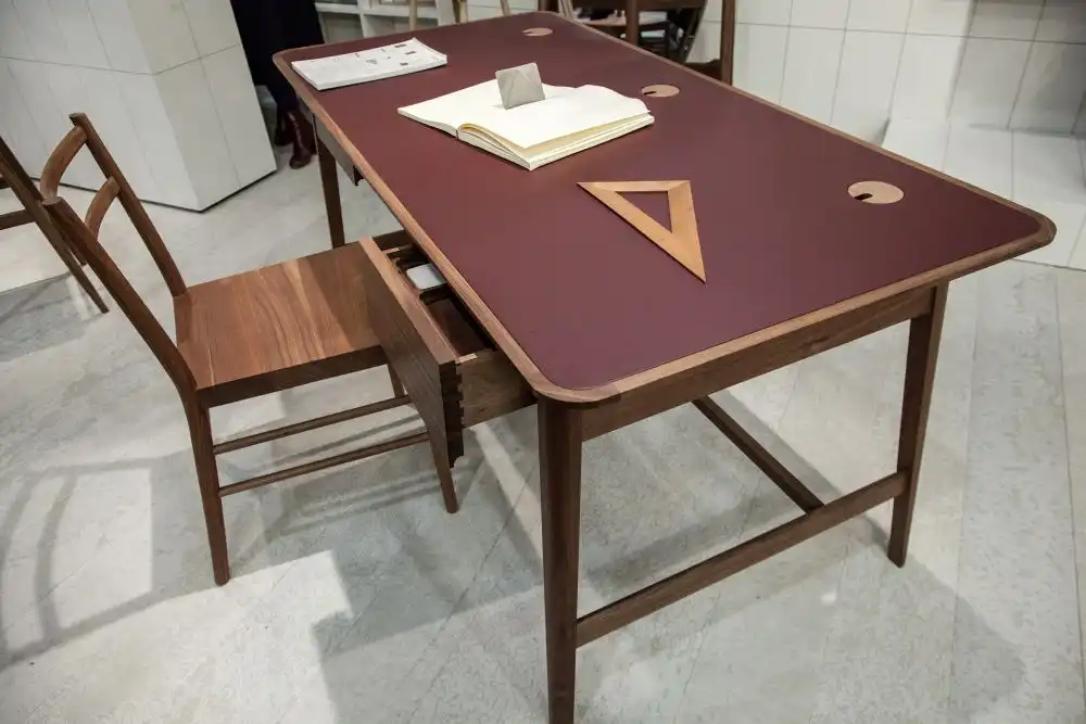 Menton Desk Design