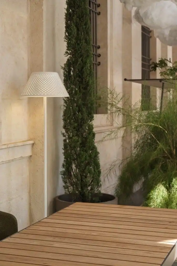 Mesh floor lamp