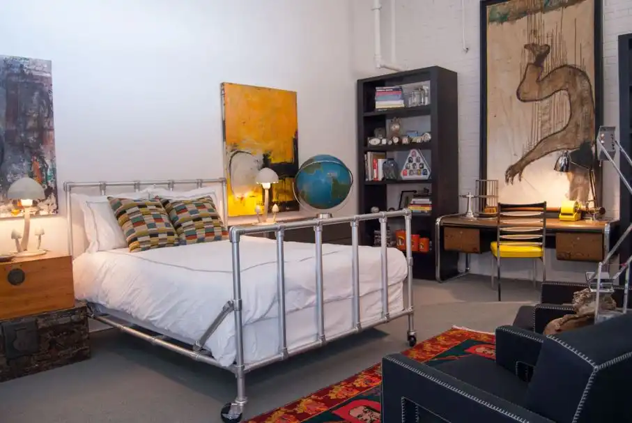 Metalic industrial bed on wheels