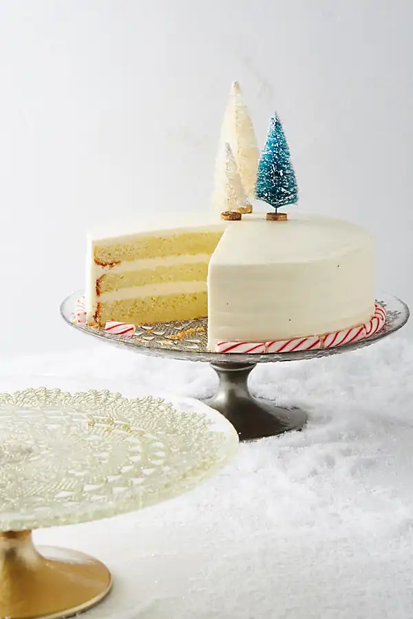 Metallic lace cake stand