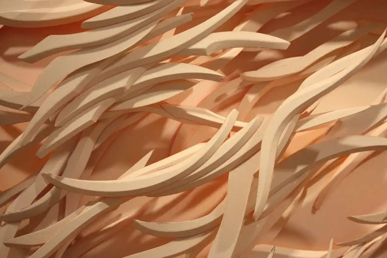 The slices of this paper call to mind marble, bone or porcelain because their smooth and undulating shapes.