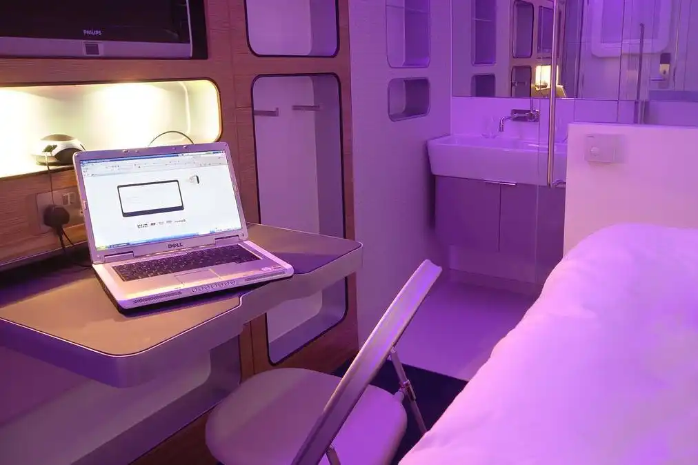Micro Yotel Desk