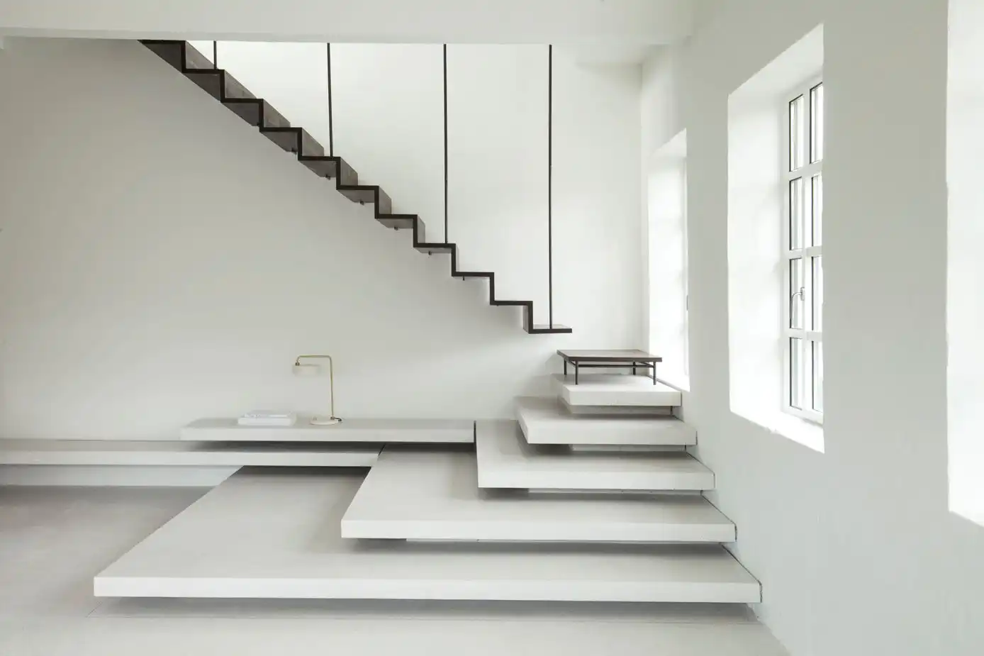 Minimalist staircase design with a floating flair