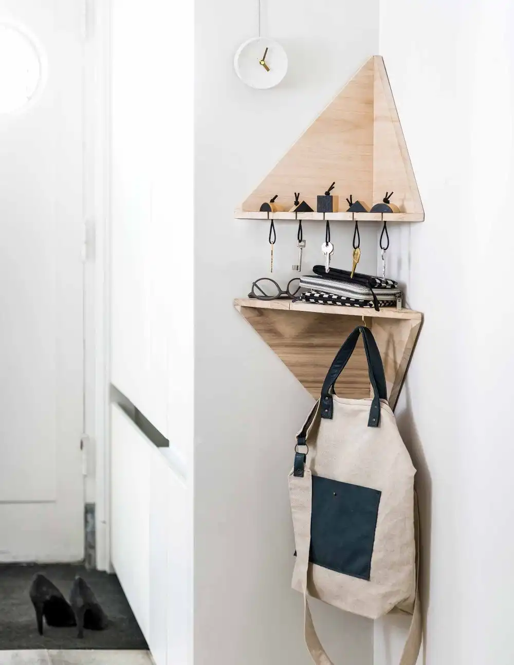 Minimalist triangle storage corner